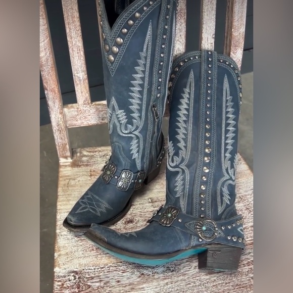 Worn once, I ended up sizing up. - Picture 1 of 4